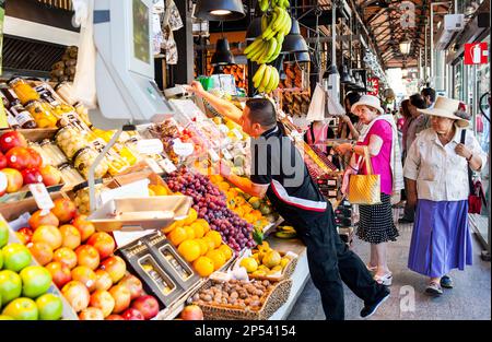 Obst und Gemüse stall, Markthalle San Miguel, Madrid, Spanien Stockfoto