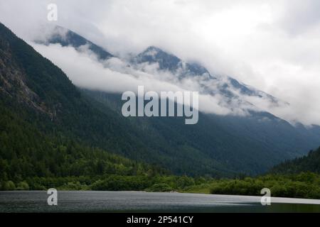 Silver Lake, unterhalb des Wells Peak in den nördlichen Cascade Mountains, im Silver Lake Provincial Park, in der Nähe von Hope, British Columbia, Kanada. Stockfoto