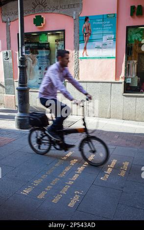 Calle de Las Huertas, im Barrio de Las Letras Quartier, am Boden Worte des "Don Juan Tenorio" von José Zorrilla. Madrid. Spanien Stockfoto