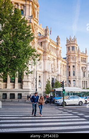 Fußgängerübergang und Cibeles-Palast (1919), erbaut von Antonio Palacios, auf der Plaza Cibeles. Madrid, Spanien Stockfoto