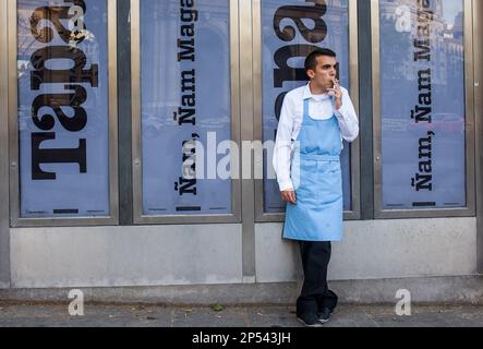 Kellner, Raucherpause in Plaza De La Independencia. Madrid, Spanien. Stockfoto