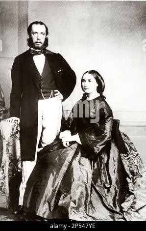 1860 Ca, ÖSTERREICH : Kaiser MAXIMILIAN Ferdinand von Mexiko ( 1832 - 1867 ) , Gouverneur von Lombardo-Veneto ( 1857 ) , Bruder von Kaiser Franz Josef I. Auf diesem Foto mit seiner Frau Empresse Charlotte ( 1840 - 1927) prinzesse von Belgien - ASBURGO - ABSBURG - ASBURG - ASBURGO - ABSBURGO - ADEL - NOBILI - Nobiltà - REALI - KÖNIGSFAMILIE - Bart - barba - CARLOTTA di MIRAMARE - MASSIMILIANO FERDINANDO Imperatore del MESSICO - Coniugi - Marotto e Moglie - Krawatte - Krawatte - soz - catena dell' orologio da taschino - raso --- Archivio GBB Stockfoto