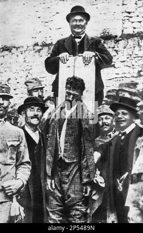 1916 , 12 . juli , TRENTO , Trentino Alto Adige , ITALIEN : der italienische Patriot CESARE BATTISTI ( 1875 - 1916 ) Gefangener österreichischer Soldaten unmittelbar nach dem Todesurteil am Castello del Bonconsiglio , Auf diesem Foto lächelt der Henker - Italia foto Storiche - GESCHICHTE - 1. Weltkrieg - PRIMA GUERRA MONDIALE - Weltkrieg - großer Krieg - Grande Guerra - POLITIK - PATRIA - PATRIOTA - EROSION - barba - Bart - Militäruniform - uniforme divisa militare - Prigioniero - Condannato a Morte - Condanna - Impiccato - Impiccagion --- Archivio GBB Stockfoto