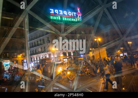 Blick auf die Puerta del Sol durch die u-Bahn Station Sol Vodafone. Madrid, Spanien Stockfoto