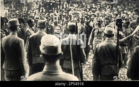 1916 , 12 . juli , TRENTO , Trentino Alto Adige , Italien : der italienische Patriot FABIO FILZI I ( 1884 - 1916 ) Gefangener österreichischer Soldaten im Castello del Bonconsiglio unmittelbar nach dem Todesurteil - Italia foto Storiche - GESCHICHTE - Erster Weltkrieg - PRIMA GUERRA MONDIALE - Weltkrieg - Erster Krieg - Grande Guerra - POLITICA - POLITIC - PATRIA - PATRIOTA - EROSION - barba - Bart - Uniform - uniforme divisa militare - prigioniero - Condannato a Morte - Condanna - Archivio GBB Stockfoto