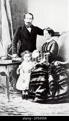 1859 c, FRANKREICH. : der französische Kaiser NAPOLEON III . ( 1808 - 1873 , Sohn von Louis BONAPARTE und Ortensia Beauharnais ) mit der Ehefrau der Kaiserin Eugénie ( Eugenia de Montijo de Guzman - 1826 - 1920 ) und dem Sohn des Kaiserlichen Prinzen ( 1856 - 1879 ) Eugéne Louis Napoléon . Foto Portrait von Disderi , Paris - REALI - königliche Hoheit - nobili - nobiltà - Napoleone III - Imperatrice - Imperatore - Baffi - Schnurrbart - Rituto - Baffi - Schnurrbart - Bart - barba - RISORGIMENTO - Familie - Famiglia - padre madre e figlio - Mutter und Hausband ---- Archivio GBB Stockfoto