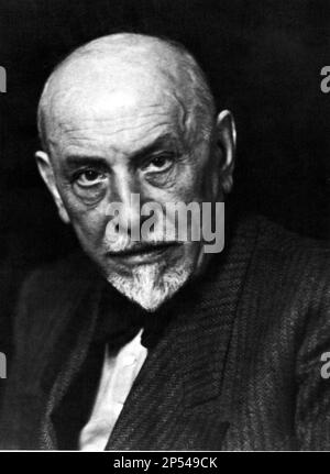 1936 c, ITALIEN : der italienische Dramaturgiker LUIGI PIRANDELLO ( 1867 - 1936 ), Foto: Studio Zoli , Milano - TEATRO - THEATER - Theater - DRAMMATURGO - Dramatist - Scrittore - Writer - Letterato - Letteratura - Playwriter - Play Writer - Play Writer - Play Writer - barba bianca - Bart - Commediografo - uomo anziano vecchio - Älterer alter alter Mann - Portrait - Ritus - Fliege - Krawatte - Cravrata - papillon - LETTERATURA - LITERATUR --- Archivio GBB Stockfoto