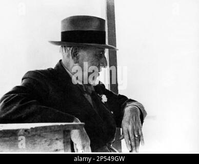 1935 , Viareggio , Italien : der italienische Dramaturgiker LUIGI PIRANDELLO ( 1867 - 1936 ), NOBELPREISTRÄGER - TEATRO - THEATER - Theater - DRAMMATURGO - Dramatiker - Scrittore - Writer - Letterato - Letteratura - Playwriter - Play-Writer - Play Writer - Playwriter - Commediografo - Portrait - Rituto - Fliege - Cravatta - papillon - LETTERATURA - LITERATUR - PREMIO ----- Archivio GBB Stockfoto