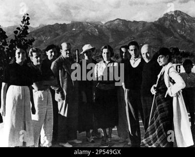 1934 , Lido di Camaiore , ITALIEN : LUIGI PIRANDELLO ( 1867 - 1936 ) , LITERATURNOBELPREISTRÄGER , mit seiner Geliebten MARTA ABBA , den Söhnen STEFANO und OLINDA PIRANDELLO , ELENA MASELLI , MASSIMO BONTEMPELLI mit PAOLA MASINO , SILVIO D'AMICO und seiner Frau Malerin LEONETTA PIERACCINI . - TEATRO - THEATER - Theater - DAMICO - D' AMICO - DRAMMATURGO - Dramatiker - Scrittore - Autor - Letterato - Letteratura - Playwriter - Play Writer - Play Writer - Commediografo - Portrait - Rituto - LETTERATURA - PREMIO --- Archivio GBB Stockfoto