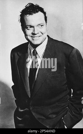 1952 c, USA : der amerikanische Filmschauspieler und Regisseur ORSON WELLES ( 1915 - 1985 ). - KINO - Porträt - Rituto - sorriso - Lächeln - Krawatte - Cravatta --- Archivio GBB Stockfoto