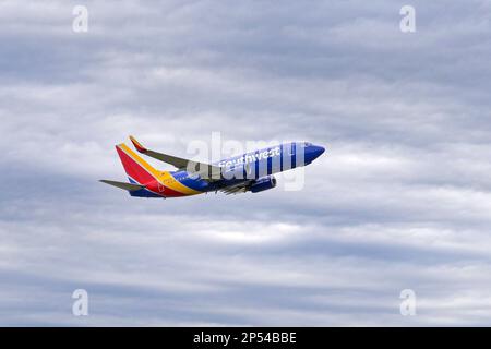 Austin, Texas - Februar 2023: Boeing 737 Passenger Jet (Registrierung N7826B), betrieben von Southwest Airlines, Klettern nach dem Start. Stockfoto