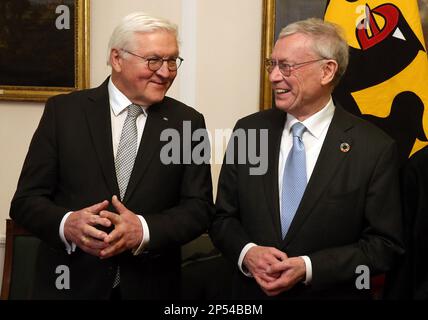 Berlin, Deutschland. 06. März 2023. Der deutsche Präsident Frank-Walter Steinmeier (l) veranstaltet ein Abendessen zu Ehren des ehemaligen deutschen Präsidenten Horst Köhler und seines 80. Geburtstages. Steinmeier und Horst Köhler stehen bei der Veranstaltung zusammen. Kredit: Wolfgang Kumm/dpa/Alamy Live News Stockfoto