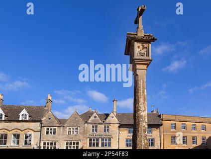 Stow on the Wold, Cotswolds, Großbritannien, das Kreuz des alten Stadtplatzes, das Denkmal umfasst ein restauriertes Kreuz auf dem Marktplatz. Stockfoto