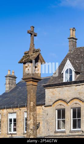 Stow on the Wold, Cotswolds, Großbritannien, das Kreuz des alten Stadtplatzes, das Denkmal umfasst ein restauriertes Kreuz auf dem Marktplatz. Stockfoto