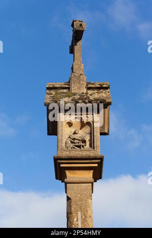 Stow on the Wold, Cotswolds, Großbritannien, das Kreuz des alten Stadtplatzes, das Denkmal umfasst ein restauriertes Kreuz auf dem Marktplatz. Stockfoto