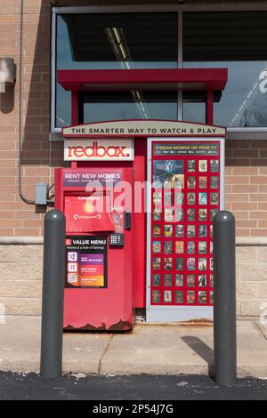 Anderson - ca. März 2023: Redbox Retail Kiosk. Redbox vermietet DVDs, Blu-Ray und Videospiel-Discs. Stockfoto