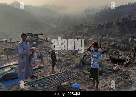 KUTUPALONG, Chittagong, Banladesh. 6. März 2023. KUTUPALONG, Bangladesch: Ein Brand zerstörte am Sonntag 2.000 Unterkünfte in einem Rohingya-Flüchtlingslager im Südosten Bangladeschs und ließ etwa 12.000 Menschen ohne Unterschlupf zurück.das Feuer brach gegen 2:45 Uhr in Lager Nr. 11 in Kutupalong, einer der größten Flüchtlingssiedlungen der Welt, aus. Und die Bambus- und Planenhäuser wurden schnell verschlungen. ""etwa 2.000 Unterkünfte wurden verbrannt, wodurch etwa 12.000 Vertriebene Myanmarer ohne Unterschlupf blieben." mindestens 35 Moscheen und 21 Lernzentren für die Flüchtlinge wurden ebenfalls zerstört, obwohl sie dort waren Stockfoto