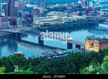 Blick Vom Mt. Washington: Smithfield Street Bridge, P&LERR Terminal und Station Square im Vordergrund; PNC Firstside Center, Zentrum. Stockfoto