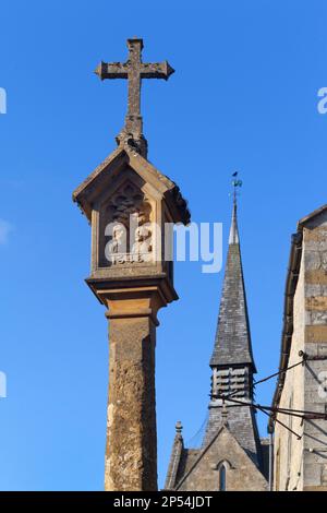 Stow on the Wold, Cotswolds, Großbritannien, das Kreuz des alten Stadtplatzes, das Denkmal umfasst ein restauriertes Kreuz auf dem Marktplatz. Stockfoto