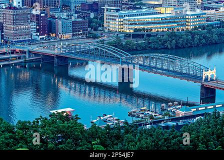 Blick Vom Mt. Washington: Smithfield Street Bridge und Station Square im Vordergrund; PNC Firstside Center, oben rechts. Stockfoto