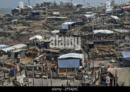 KUTUPALONG, Chittagong, Bangladesch. 6. März 2023. KUTUPALONG, Bangladesch: Ein Brand zerstörte am Sonntag 2.000 Unterkünfte in einem Rohingya-Flüchtlingslager im Südosten Bangladeschs und ließ etwa 12.000 Menschen ohne Unterschlupf zurück.das Feuer brach gegen 2:45 Uhr in Lager Nr. 11 in Kutupalong, einer der größten Flüchtlingssiedlungen der Welt, aus. Und die Bambus- und Planenhäuser wurden schnell verschlungen. ""etwa 2.000 Unterkünfte wurden verbrannt, wodurch etwa 12.000 Vertriebene Myanmarer ohne Unterschlupf blieben." mindestens 35 Moscheen und 21 Lernzentren für die Flüchtlinge wurden ebenfalls zerstört, obwohl sie dort waren Stockfoto