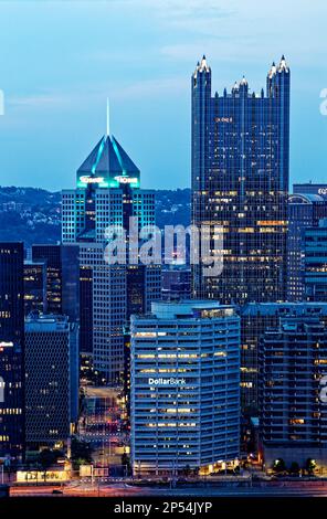 Das mit Diamantgitter versehene United Steelworkers Building und das Hauptquartier der Dollar Bank aus weißem Beton, vor dem Pyramidendach des Fifth Avenue Place, dem gotischen PPG Place im Glas. Stockfoto