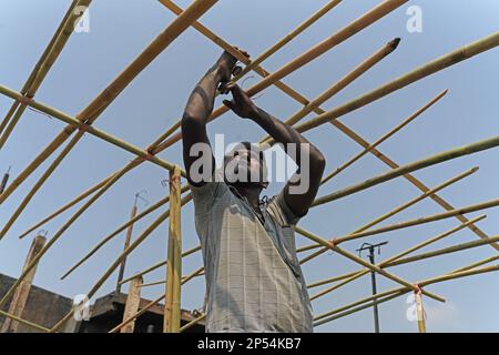 KUTUPALONG, Chittagong, Bangladesch. 6. März 2023. KUTUPALONG, Bangladesch: Ein Brand zerstörte am Sonntag 2.000 Unterkünfte in einem Rohingya-Flüchtlingslager im Südosten Bangladeschs und ließ etwa 12.000 Menschen ohne Unterschlupf zurück.das Feuer brach gegen 2:45 Uhr in Lager Nr. 11 in Kutupalong, einer der größten Flüchtlingssiedlungen der Welt, aus. Und die Bambus- und Planenhäuser wurden schnell verschlungen. ""etwa 2.000 Unterkünfte wurden verbrannt, wodurch etwa 12.000 Vertriebene Myanmarer ohne Unterschlupf blieben." mindestens 35 Moscheen und 21 Lernzentren für die Flüchtlinge wurden ebenfalls zerstört, obwohl sie dort waren Stockfoto