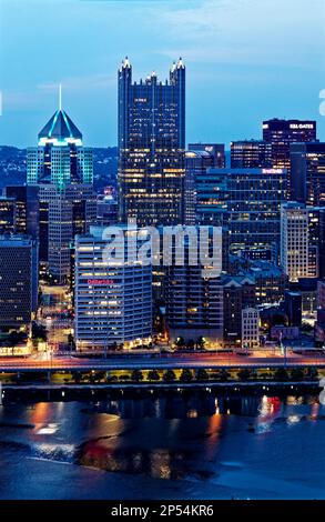 Der mit Pyramiden überzogene Fifth Avenue Place und der glühende gotische PPG Place aus Glas dominieren diesen Blick vom Mt. Washington. Stockfoto