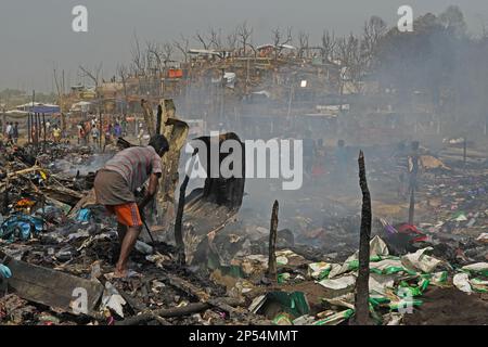 KUTUPALONG, Chittagong, Bangladesch. 6. März 2023. KUTUPALONG, Bangladesch: Ein Brand zerstörte am Sonntag 2.000 Unterkünfte in einem Rohingya-Flüchtlingslager im Südosten Bangladeschs und ließ etwa 12.000 Menschen ohne Unterschlupf zurück.das Feuer brach gegen 2:45 Uhr in Lager Nr. 11 in Kutupalong, einer der größten Flüchtlingssiedlungen der Welt, aus. Und die Bambus- und Planenhäuser wurden schnell verschlungen. ""etwa 2.000 Unterkünfte wurden verbrannt, wodurch etwa 12.000 Vertriebene Myanmarer ohne Unterschlupf blieben." mindestens 35 Moscheen und 21 Lernzentren für die Flüchtlinge wurden ebenfalls zerstört, obwohl sie dort waren Stockfoto