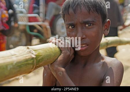 Chittagong, Chittagong, Bangladesch. 6. März 2023. KUTUPALONG, Bangladesch: Ein Brand zerstörte am Sonntag 2.000 Unterkünfte in einem Rohingya-Flüchtlingslager im Südosten Bangladeschs und ließ etwa 12.000 Menschen ohne Unterschlupf zurück.das Feuer brach gegen 2:45 Uhr in Lager Nr. 11 in Kutupalong, einer der größten Flüchtlingssiedlungen der Welt, aus. Und die Bambus- und Planenhäuser wurden schnell verschlungen. ""etwa 2.000 Unterkünfte wurden verbrannt, wodurch etwa 12.000 Vertriebene Myanmarer ohne Unterschlupf blieben." mindestens 35 Moscheen und 21 Lernzentren für die Flüchtlinge wurden ebenfalls zerstört, obwohl sie dort waren Stockfoto