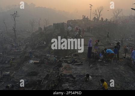 KUTUPALONG, Chittagong, Bangladesch. 7. März 2023. KUTUPALONG, Bangladesch: Ein Brand zerstörte am Sonntag 2.000 Unterkünfte in einem Rohingya-Flüchtlingslager im Südosten Bangladeschs und ließ etwa 12.000 Menschen ohne Unterschlupf zurück.das Feuer brach gegen 2:45 Uhr in Lager Nr. 11 in Kutupalong, einer der größten Flüchtlingssiedlungen der Welt, aus. Und die Bambus- und Planenhäuser wurden schnell verschlungen. ""etwa 2.000 Unterkünfte wurden verbrannt, wodurch etwa 12.000 Vertriebene Myanmarer ohne Unterschlupf blieben." mindestens 35 Moscheen und 21 Lernzentren für die Flüchtlinge wurden ebenfalls zerstört, obwohl sie dort waren Stockfoto