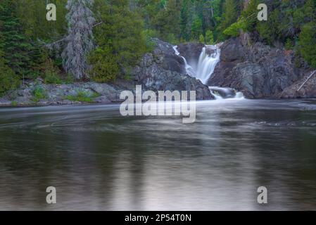 Silver Falls, ein Wasserfall mit Hanglage, liegt in der Nähe der Stadt Wawa im Norden Ontario, Kanada. Stockfoto