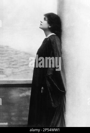 1896 , ITALIEN : Die berühmteste italienische Schauspielerin ELEONORA DUSE ( 1858 - 1924 ) in " Città Morta " ( die Tote Stadt ) , gespielt von ihrer Liebhaberin GABRIELE D'ANNUNZIO - Theaterstück - TEATRO - DANNUNZIO - D'ANNUNZIO - DIVA - DIVINA - profilo - Profil - attrice teatrale ---- Archivio GBB Stockfoto