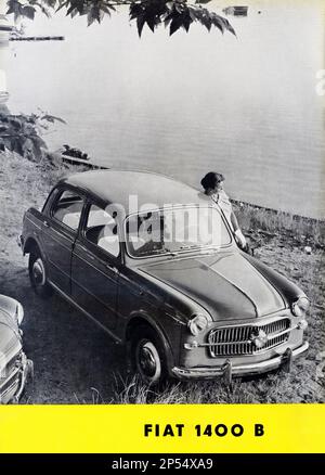 1956 , Italien : die italienische Automobilindustrie FIAT ( F.I.A.T. Fabbrica Italiana Automobili Torino ) Werbung für das neue Modell 1400 B FIAT - GIANNI AGNELLI - Automobil - automobili - Autos - anni 50 - '50 - 50's - industria - pubblicità --- Archivio GBB Stockfoto