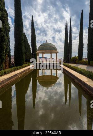 Reflexion im Teich des Botanischen Gartens La Concepcion in Malaga. Stockfoto