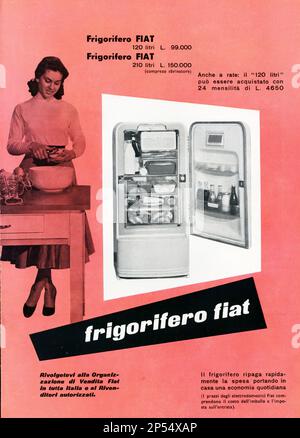 1956 , Italien : die italienische Automobilindustrie FIAT ( F.I.A.T. frabbrica Italiana Automobili Torino ) Werbung für das neue Erfolgsmodell von FRIZER FIAT - GIANNI AGNELLI - FRIGORIFERO - CASALINGHI - FRIGIDAIRE - FRIGO - anni 50 - '50 - 50's - industria - pubblicità --- Archivio GBB Stockfoto