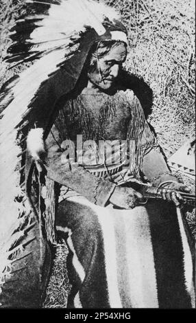 1886 c, USA : Chefkoch GERONIMO ( Goyatlay , 1829 - 1909 ), berühmter Kriegsführer der Chiricahua Apache . Nach zahlreichen Fluchtversuchen und Ausflüchten wurde Geronimo schließlich 1886 gefangen . Er starb 1909 an Lungenentzündung, nach mehr als 20 Jahren Internierung bei Buffalo Bill Circus, hauptsächlich in Fort Sill in Oklahoma. - VECCHIO SELVAGGIO WEST - Old WILD - INDIANO PELLEROSSA - INDIANER und ureinwohner - Portrait - Rituto - Piume - Federn - Archivio GBB Stockfoto