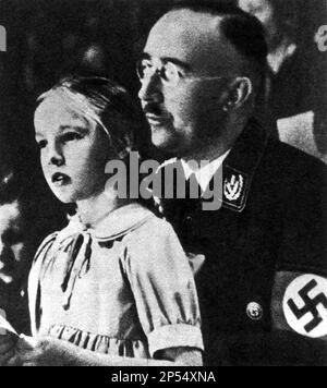 Der Gestapo - und SS-Chef , der anti-jüdische Nazi Heinrich HIMMLER ( 1900 - 1945 ) mit seiner Tochter GUDRUN . - GESCHICHTE - NAZISMO - NAZISTA - NAZISMUS - NAZIST - svastica - padre e figlia --- Archivio GBB Stockfoto