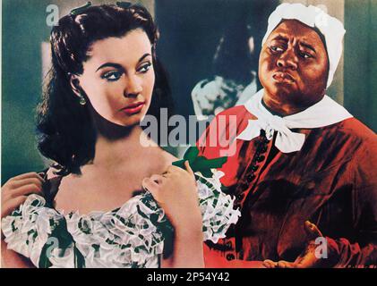 1939 , USA : die Filmschauspielerin VIVIEN LEIGH ( 1913 - 1967 ) mit HATTIE McDaniel ( Mammy ) in VOM WINDE VERWEHT ( Via col vento ) Von Victor Fleming - KINO - FILM - Balia - Serva - Governante - Magidroom - Cameriera - Scollatura - Decolleté - Nekkopening - Ausschnitt - MC DANIEL --- Archivio GBB Stockfoto