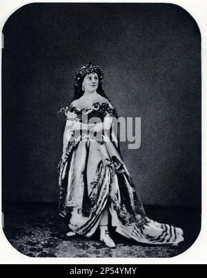 1866 , Florenz , ITALIEN : Donna MARIA Letizia WYSE BONAPARTE ( 1831 - 1902 ) , verheiratet mit dem italienischen Politiker Uurbano Rattazzi ( 1808 - 1873 ), beim Maskenball im Haus der Fenzi . - POLITIKER ITALIANO - POLITIK - Rituto - Portrait - Ballo in Maschera - Travestimento - schickes Kleid - Firenze - Archivio GBB Stockfoto