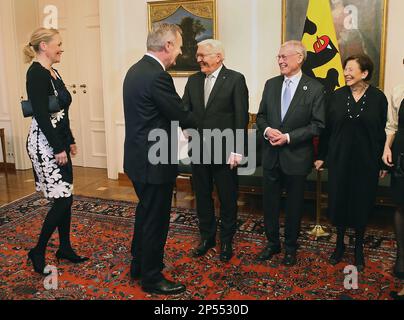 Berlin, Deutschland. 06. März 2023. Der deutsche Präsident Frank-Walter Steinmeier (Zentrum) veranstaltet ein Abendessen zu Ehren des ehemaligen deutschen Präsidenten Horst Köhler (2. von rechts) und seines 80. Geburtstages. Steinmeier begrüßt auch Bettina Wulff (l) und ihren Ehemann, den ehemaligen deutschen Präsidenten Christian Wulff. Köhlers Frau Eva-Luise Köhler steht rechts. Kredit: Wolfgang Kumm/dpa/Alamy Live News Stockfoto