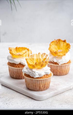 Cupcakes mit getrockneten Ananasblüten Stockfoto