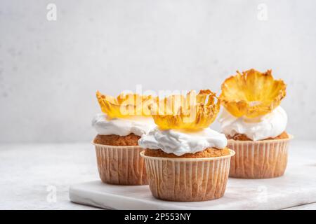 Cupcakes mit getrockneten Ananasblüten Stockfoto