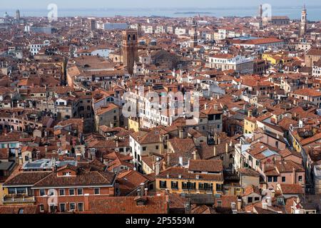 Blick nach Norden über die Dächer von Venedig vom Campanile di San Marco. Stockfoto