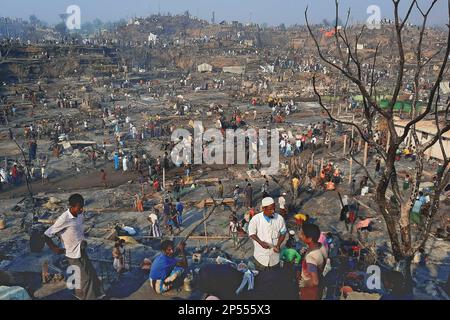 KUTUPALONG, Chittagong, Bangladesch. 6. März 2023. Das Lagerfeuer der Rohingya macht 12K Obdachlose. KUTUPALONG, Bangladesch: Ein Brand zerstörte am Sonntag 2.000 Unterkünfte in einem Rohingya-Flüchtlingslager im Südosten Bangladeschs und ließ etwa 12.000 Menschen ohne Unterschlupf zurück.das Feuer brach gegen 2:45 Uhr in Camp Nr. 11 in Kutupalong, einer der weltweit größten Flüchtlingslager, aus und überschwemmte schnell die Bambus- und Planenhäuser, (Bild: © Subrata Dey/ZUMA Press Wire) NUR ZUR REDAKTIONELLEN VERWENDUNG! Nicht für den kommerziellen GEBRAUCH! Stockfoto