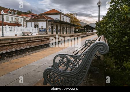 Die Bank am Bahnhof von Pinhao Stockfoto