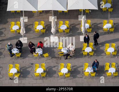 Tische im Straßencafé, fotografiert von oben, Venedig, Italien Stockfoto