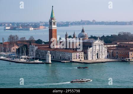 Die Basilika di Giorgio Maggiore auf der Isola di Giorgio Maggiore vom Campanile di San Marco, Venedig, italien aus gesehen. Stockfoto