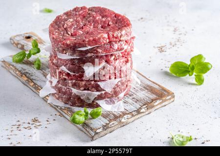 Ein Haufen frischer, roher Burgerpastete Stockfoto