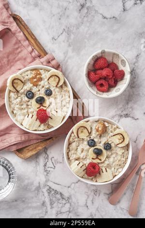 Haferbrei-Haferbrei-Bär mit Banane und Beeren Stockfoto